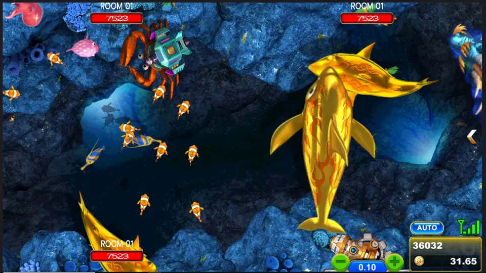 A golden shark and small clownfish passing through the Fish Hunter 2 Super EX cave